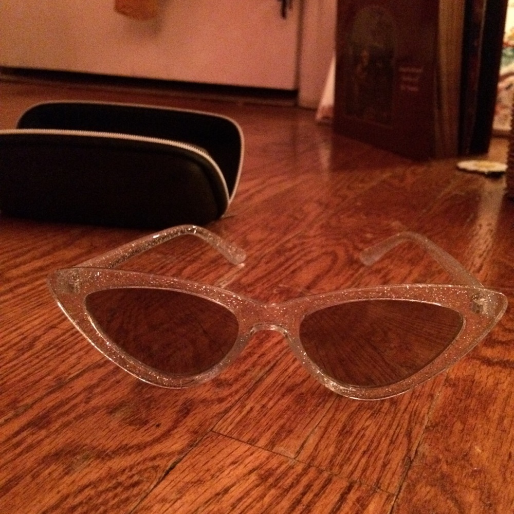 Sparkly Cat Eyed Glasses! - Picture 4 of 4